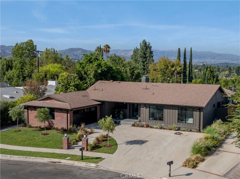 Photo of 23717 Crosson DR, Woodland Hills, CA 91367 (MLS # SR26182580)