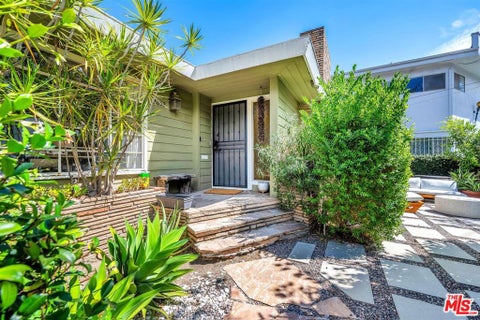 Photo of 2652 N Beachwood Drive, Los Angeles, CA 90068 (MLS # 26995621)