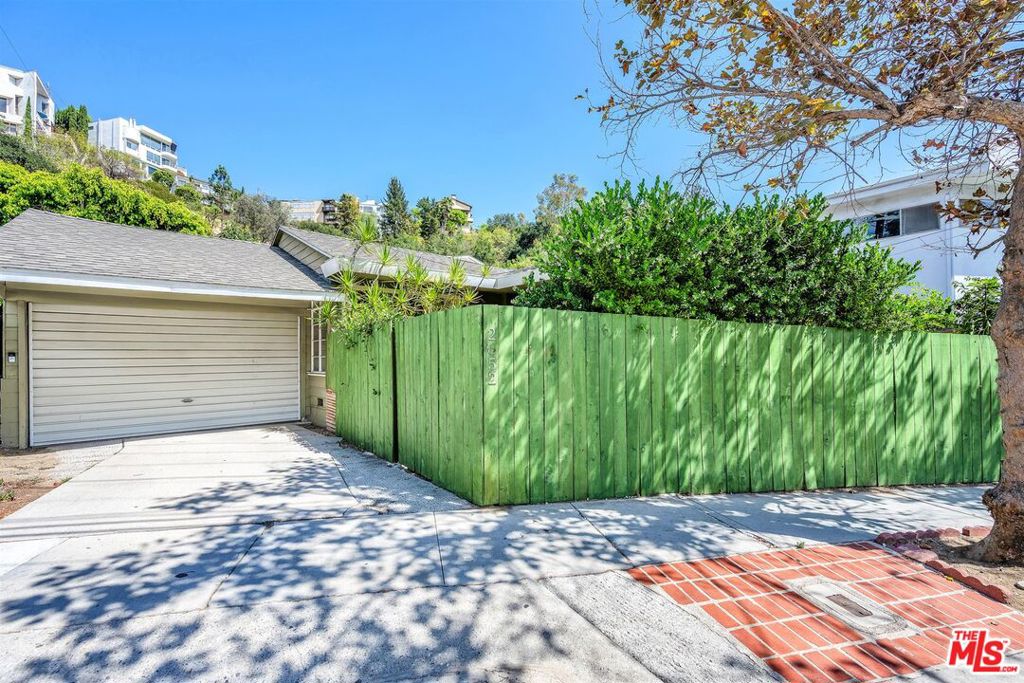 2652 N Beachwood Drive