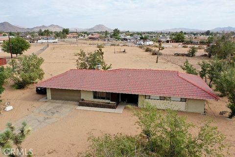 Photo of 14756 Hopi Road, Apple Valley, CA 92307 (MLS # HD26079292)