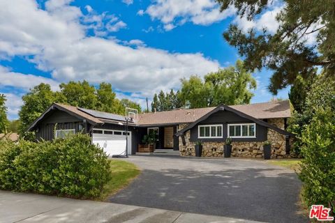 Photo of 23916 Califa Street, Woodland Hills, CA 91367 (MLS # 26827207)
