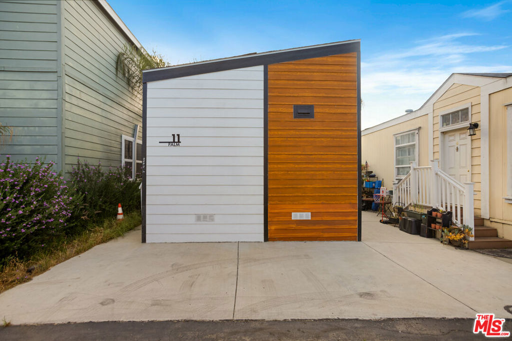 Discover the perfect blend of comfort and convenience in this delightful 1-bedroom, 1-bathroom manufactured home, which can be yours with AS LITTLE AS 5% DOWN! Situated in the vibrant North Hollywood community, this cozy home spans 420 square feet, providing plenty of space for living and entertaining. The interior boasts a spacious living area, a modern kitchen with up-to-date appliances, and ample storage space. Outside, enjoy the sunny California weather and take advantage of the community amenities including a refreshing pool, gym, and clubhouse. With a prime location close to local entertainment, dining, and shopping, this home is a great opportunity to experience the Hollywood lifestyle at its best. Space 126 is labeled Palm 11 on the home Space rent is an affordable $1495.