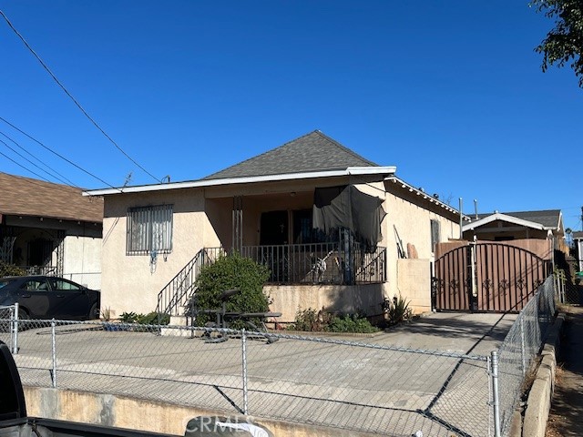 Great for Investors! 3 Separate Units in great location near the 6th street bridge. Just skip and a hop to the Arts District. This property offers many possibilities and potential for the new owner. Newer roof and tile floors.