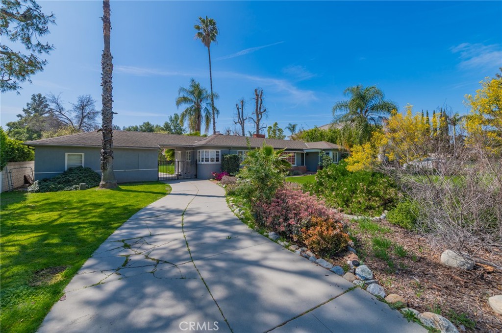 212 W Las Flores Avenue