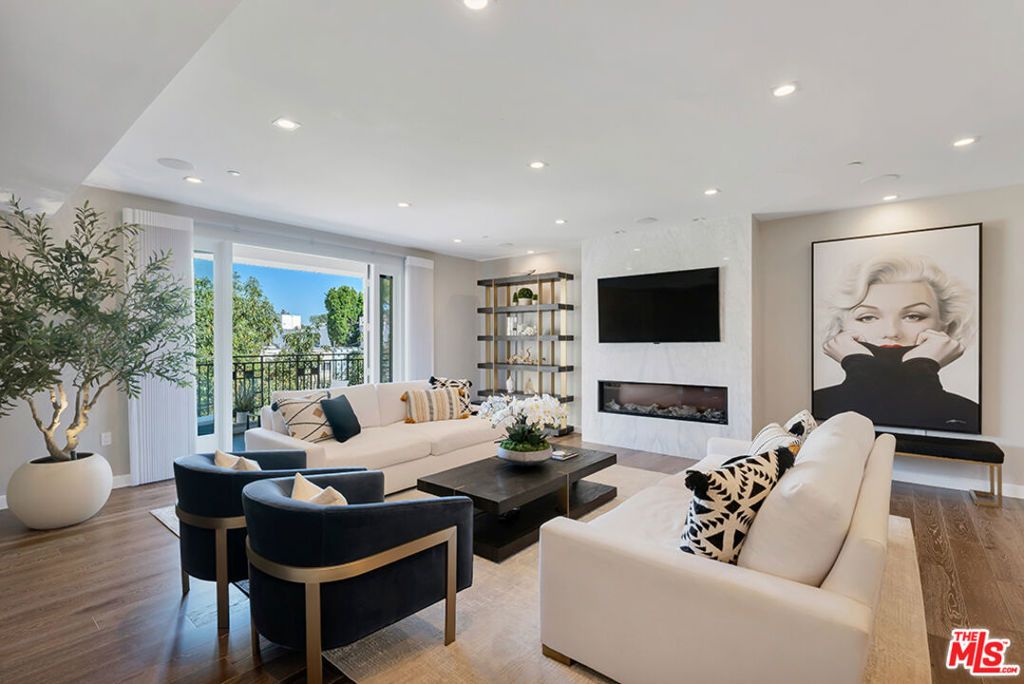 Photo of 441 S Barrington Avenue #301, Los Angeles, CA 90049 (MLS # 26707773)