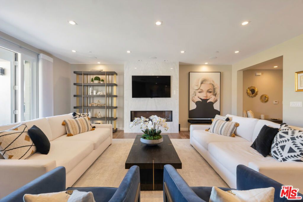 Photo of 441 S Barrington Avenue #301, Los Angeles, CA 90049 (MLS # 26707773)