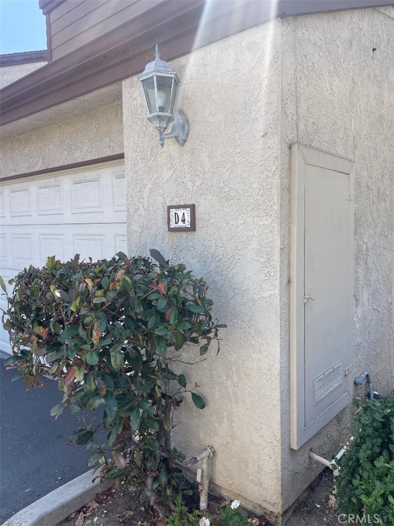 Great location subdivision of 14 Townhomes on cul de sac. Recent redecorated, paint, flooring, hardware, updated fixtures and windows. Updated Kitchen and baths. Separate Master suite and adjoining guest room. Central air and heat. 2 story home formal dining room and separate living room vaulted ceilings, fireplace, glass doors to private rear patio. 2 car attached garage, door opener storage area. Sorry No pets, No smoking.
Convenient to shopping schools, major hyways, 3 miles close to Beaches. 2 year lease preferred.