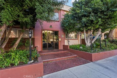 Photo of 5400 Newcastle Ave, Encino, CA 91316 (MLS # SR25273123)