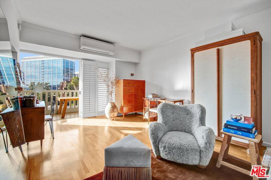 999 N Doheny Drive 602