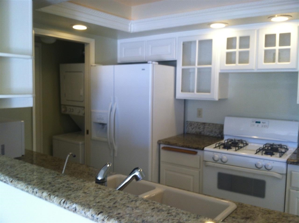 This Remodeled End Unit is just what you are looking for! In the Heart of Rancho Pensquitos with Easy Freeway Access. Close to Shopping, Library, Post Office, Family YNCA and more. Unit Features Granite Counters in Kitchen, Newer Dishwasher and Microwave, Plantation Shutters in Master Bedroom and Living Room, Ceiling fans in both Bedrooms, Mirrored Closet Doors, Gas Fireplace in Living Room, Tile Flooring in Entry, Kitchen, Dining Area and Bathrooms. Owner may to replace carpet with Wood/Laminate. Neighborhoods: Rancho Penasquitos Complex Features: ,