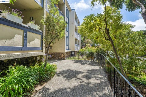 Photo of 955 Shorepoint Ct CT #111, Alameda, CA 94501 (MLS # 41142133)