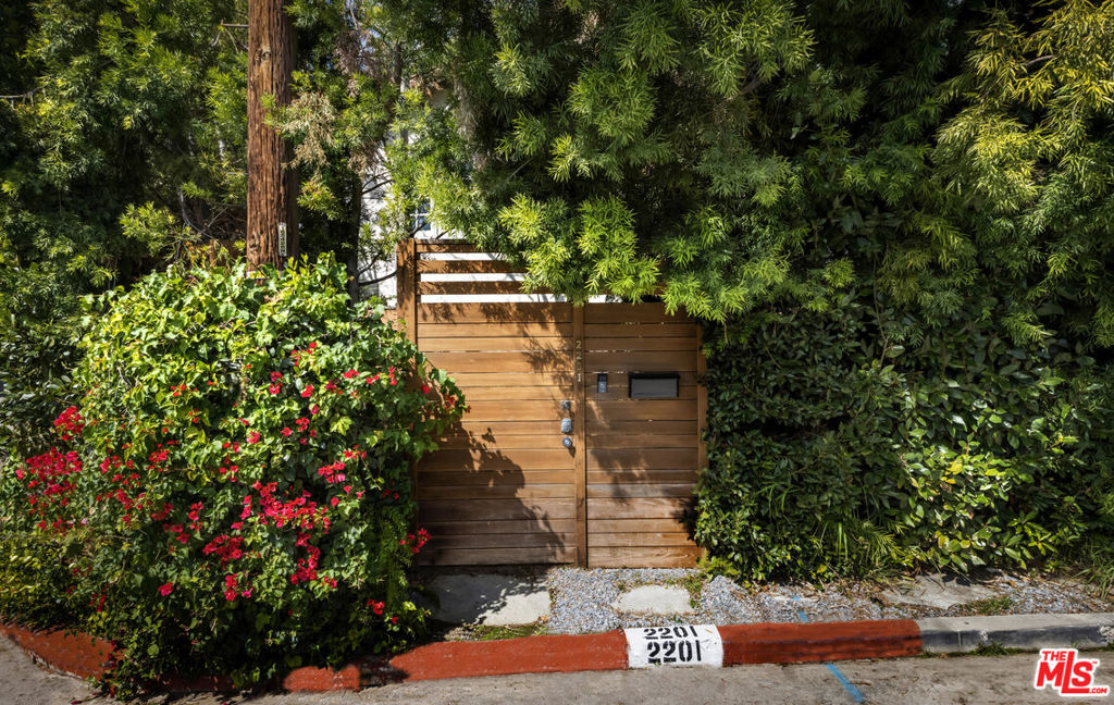 2201 N Willetta Avenue