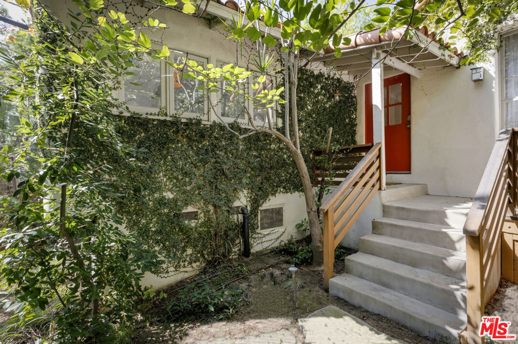 2201 N Willetta Avenue