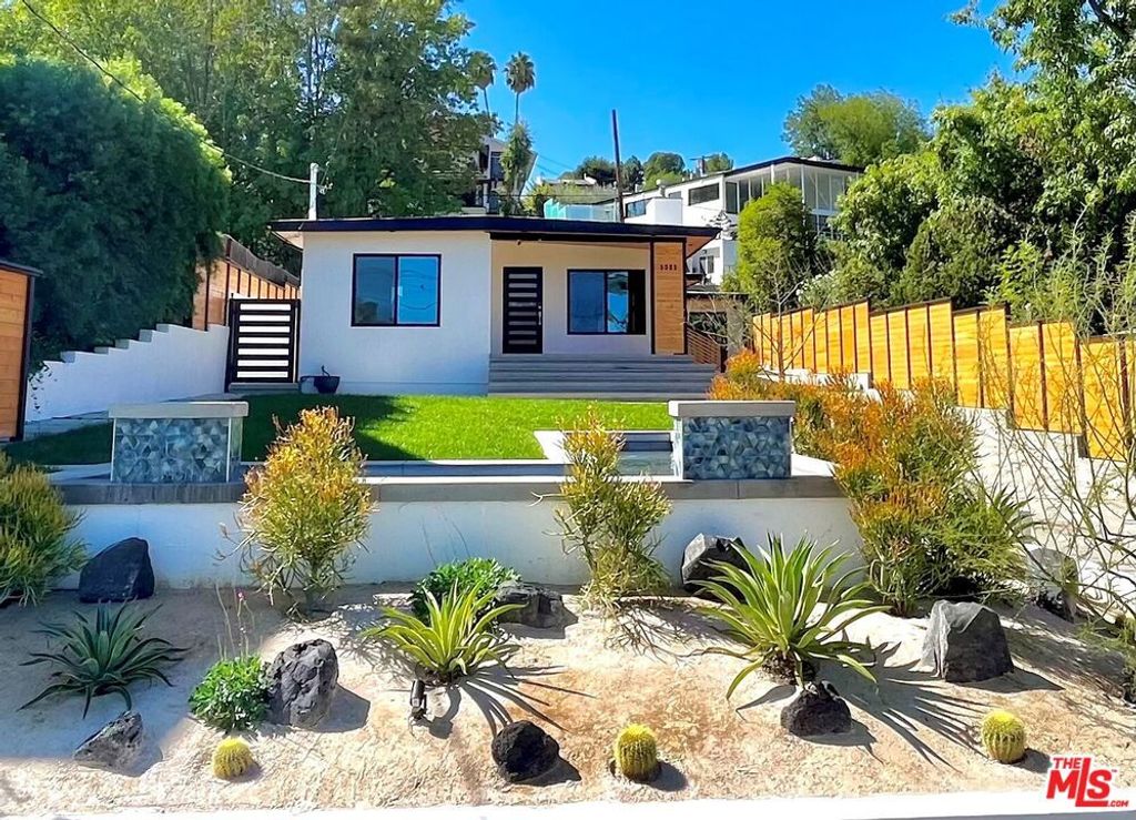 Photo of 5005 Catalon Avenue, Woodland Hills, CA 91364 (MLS # 25528403)