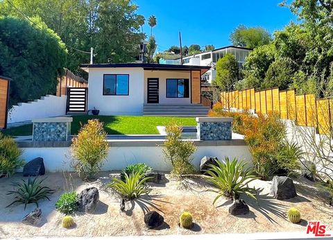 Photo of 5005 Catalon Avenue, Woodland Hills, CA 91364 (MLS # 25528403) Photo of 5005 Catalon Avenue, Woodland Hills, CA 91364 (MLS # 25528403)