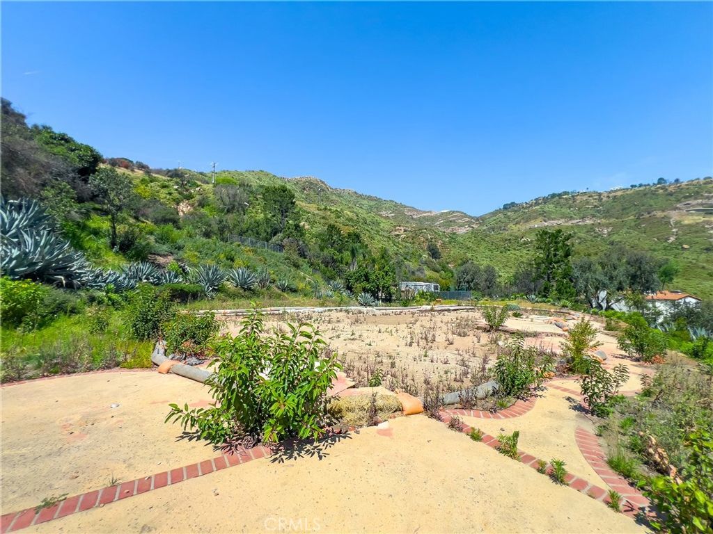 Photo of 23422 W Copacabana St, Malibu, CA 90265 (MLS # SR26079787)