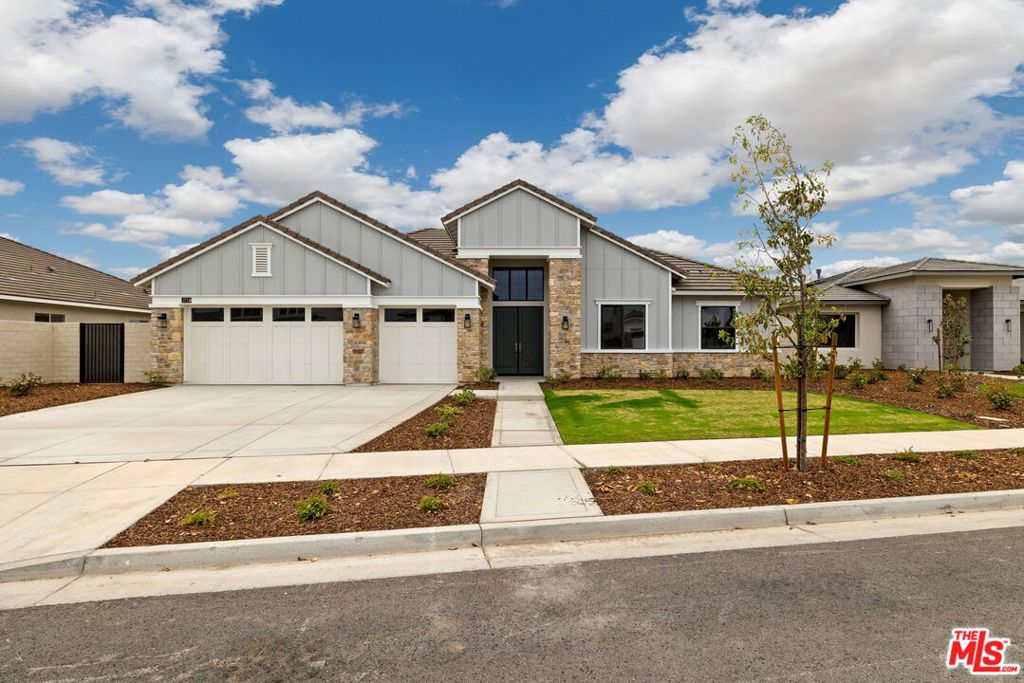 Move-In Ready Farmhouse in Belcourt Seven Oaks.. This stunning 2737 sq. ft. home is perfectly situated on a 13,068 sq. ft, lot in a desirable neighborhood on a non-gated cul-de-sac street. This home features 4B, 3.5BA, formal dining room, indoor and outdoor fireplaces, and upgraded flooring flowing throughout the home. The chef's kitchen showcases white shaker cabinetry accented by a chestnut island, upgraded quartz countertops, designer backsplash, and premium KitchenAid appliances-including a six-burner cooktop, double ovens, microwave, dishwasher and an added pot filler for convenience. The primary suite features a French door leading directly to outdoor living space. The spa-inspired primary bath features framed mirrors, upgraded finishes and attention to every detail. Design a beautiful oasis in the spacious backyard making it great for entertaining. Solar w/battery included. Beyond the home, the community offers resort-style amenities including a clubhouse, gym, and tennis ct.