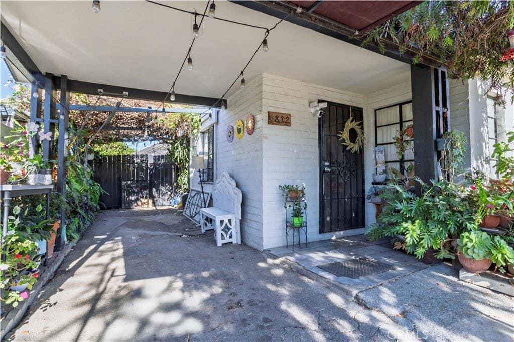 Photo of 6832 Bellaire Avenue AVE, North Hollywood, CA 91605 (MLS # SR26150703)