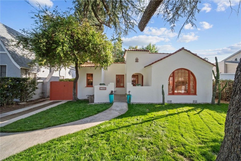 Photo of 11048 Blix St, West Toluca Lake, CA 91602 (MLS # SR26053987)