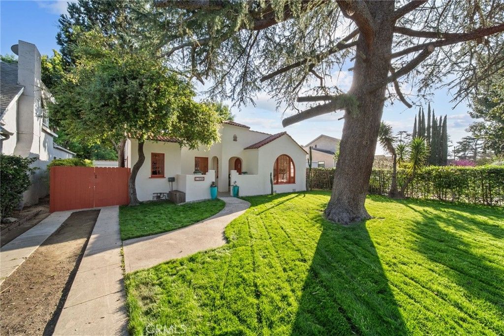 Photo of 11048 Blix St, West Toluca Lake, CA 91602 (MLS # SR26053987)