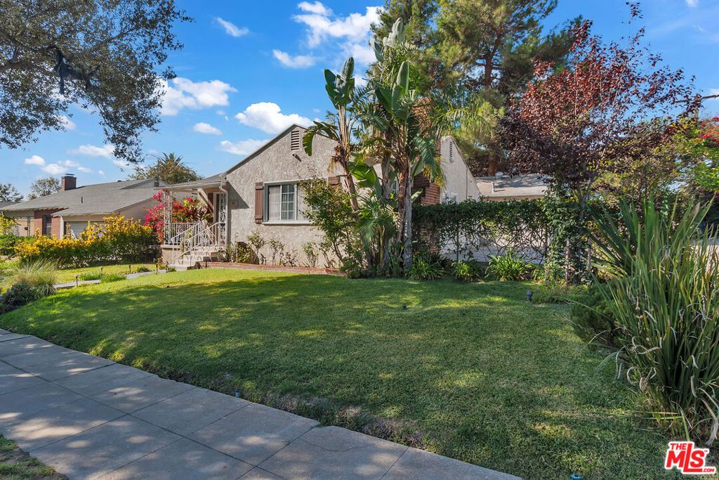 Photo of 951 N Allen Avenue, Pasadena, CA 91104 (MLS # 25615073)