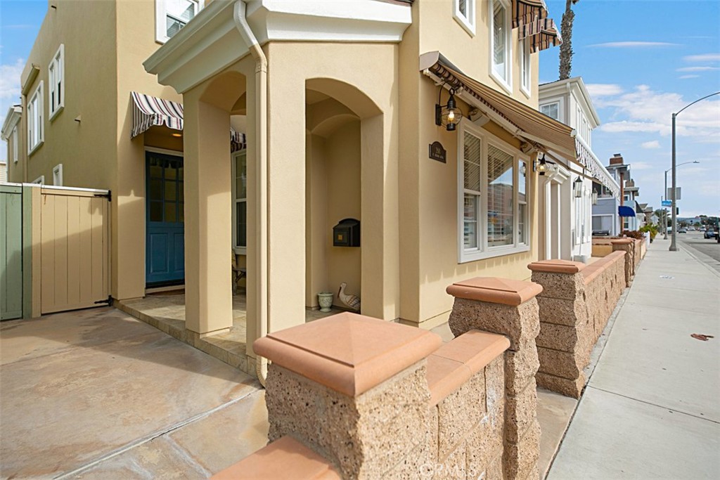 208 E Balboa Boulevard