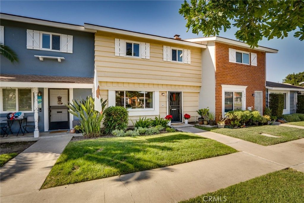 Photo of 19917 Piccadilly Ln, Huntington Beach, CA 92646 (MLS # OC25273766)