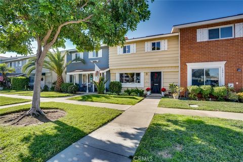 Photo of 19917 Piccadilly Ln, Huntington Beach, CA 92646 (MLS # OC25273766)