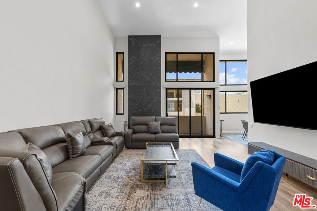 Photo of 5310 Zelzah Avenue #302, Encino, CA 91316 (MLS # 25568441)