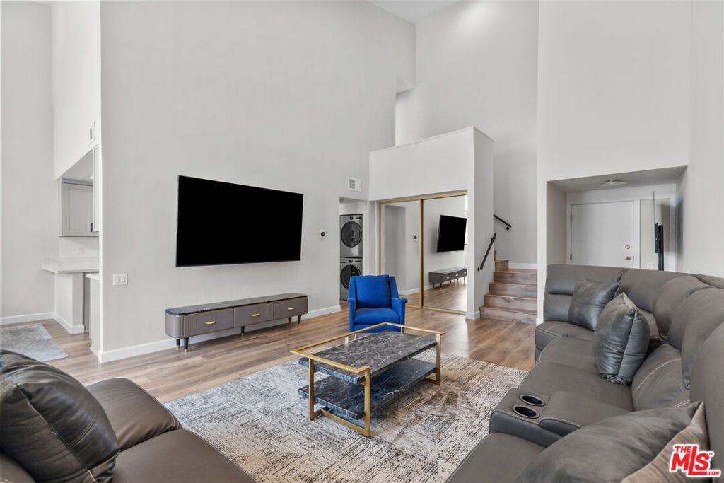 Photo of 5310 Zelzah Avenue #302, Encino, CA 91316 (MLS # 25568441)