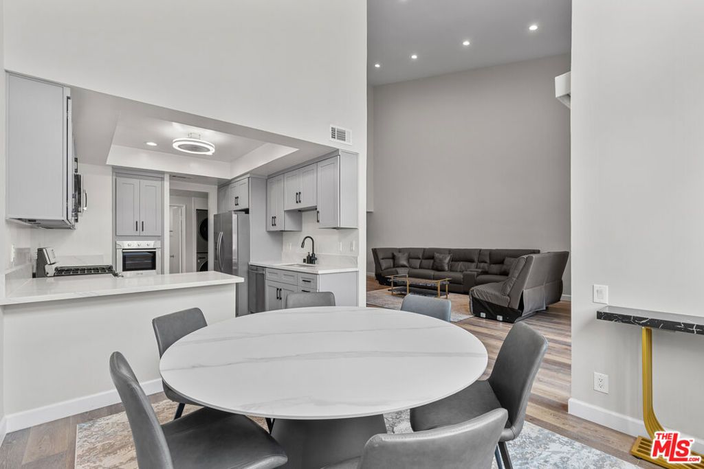 Photo of 5310 Zelzah Avenue #302, Encino, CA 91316 (MLS # 25568441)