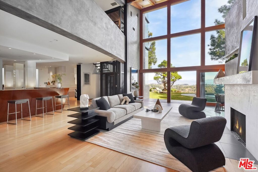 2238 Stradella Road