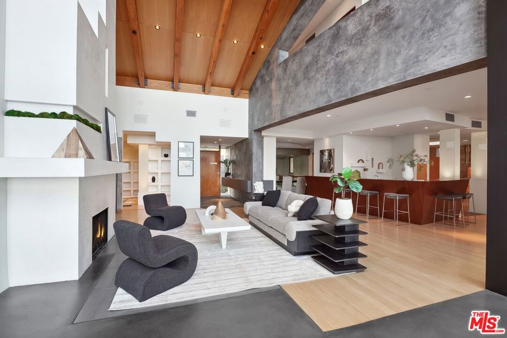 2238 Stradella Road