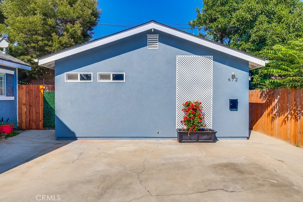 Experience the comfort of a brand-new ADU tucked away in a quiet, residential Pasadena neighborhood. This spacious studio offers a rare sense of privacy with its own fenced yard—perfect for relaxing or entertaining. Enjoy the convenience of in-unit laundry, a full kitchen with stove and refrigerator, and the peace of a newly built, modern living space designed for quiet comfort.