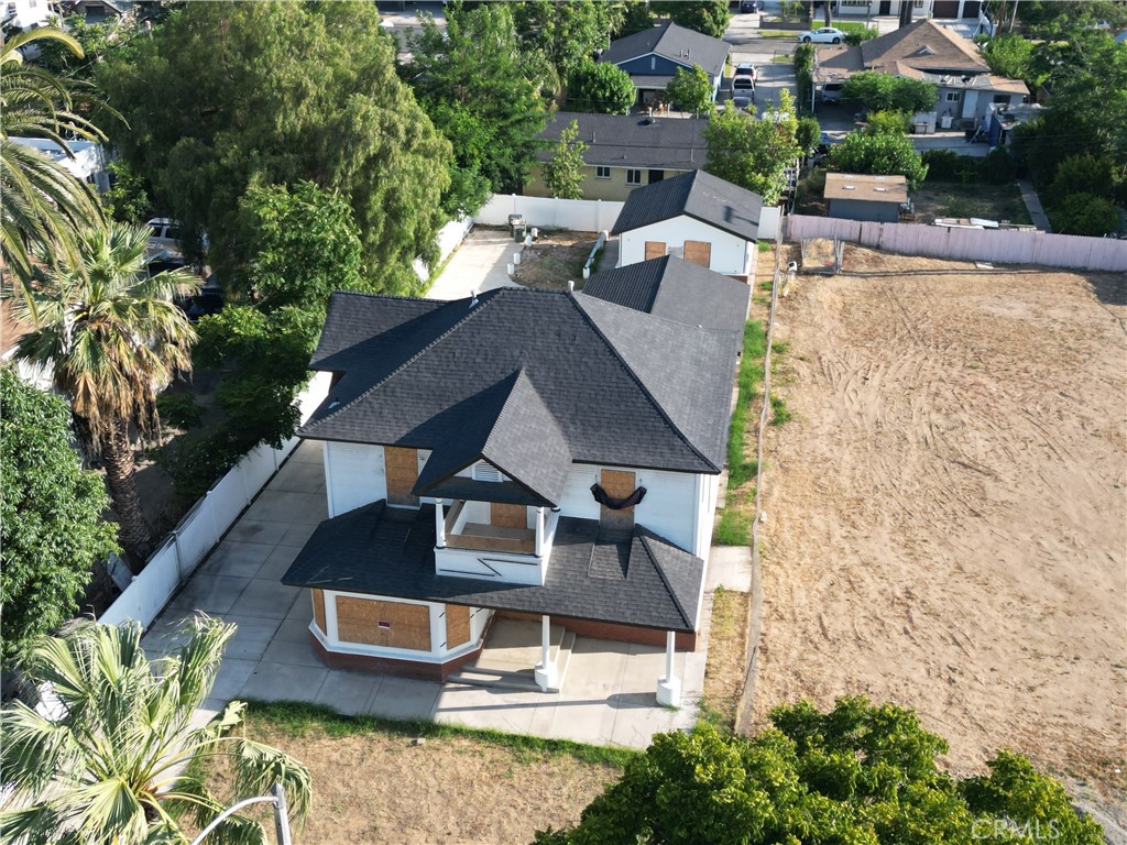 2586 University Avenue
