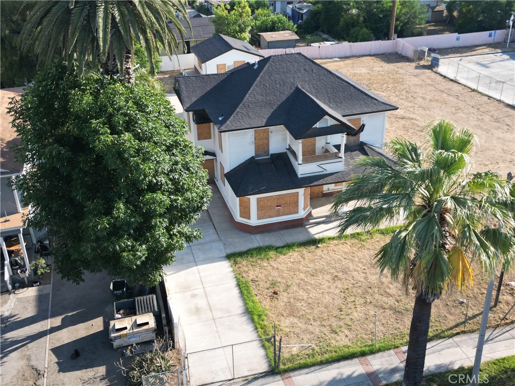 2586 University Avenue