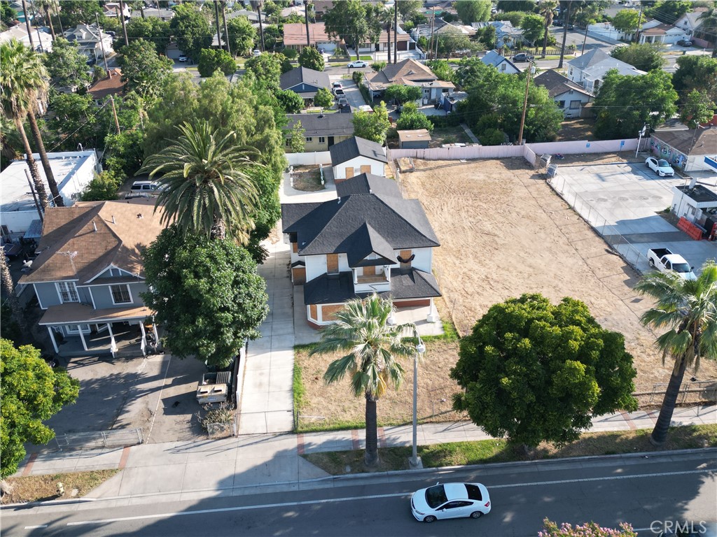 2586 University Avenue