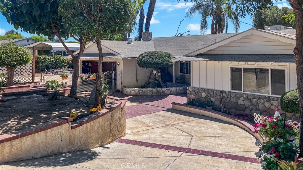 25325 Mountain Cliff