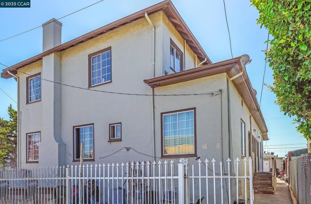 Bring a contractor opportunity. Cash sale only. This is a 5 plex but can be reconfigured to 4 plex per zoning spot. 2x Ground Floor 2 Bedroom 1 bath units approx. 900 SF. 3x Upstairs 1 bedroom 1 bath units, approx. 800 SF. Contact City for details.