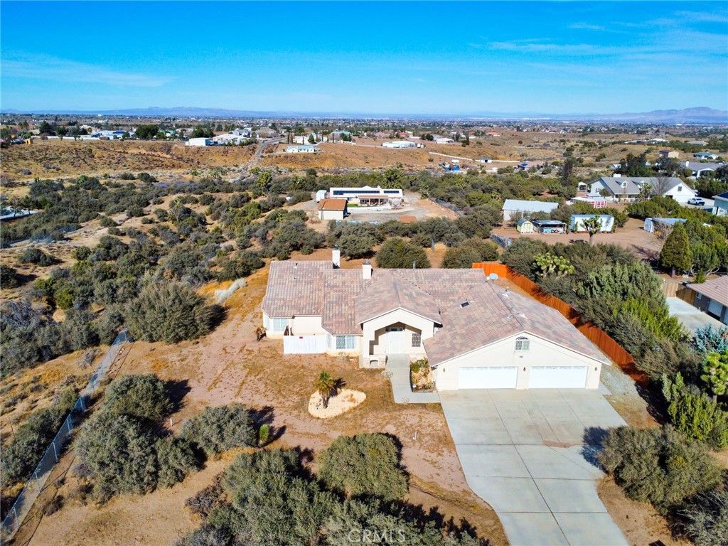 Photo of 9920 Sage Street, Oak Hills, CA 92344 (MLS # TR25244811)
