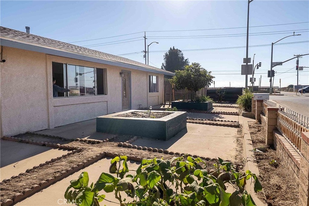 1142 W Donovan