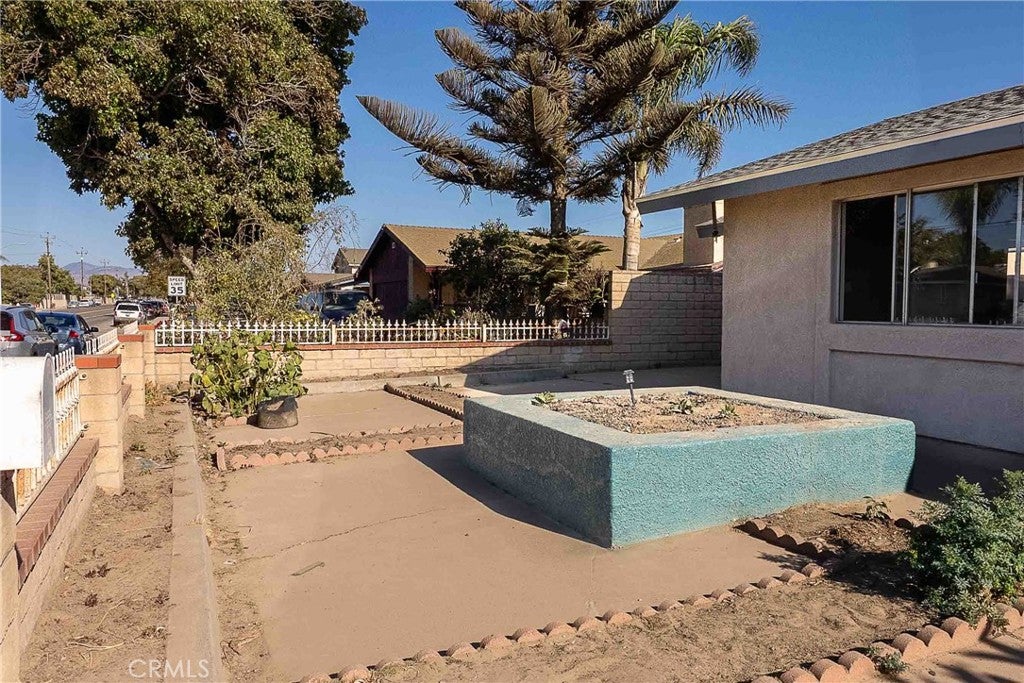 1142 W Donovan