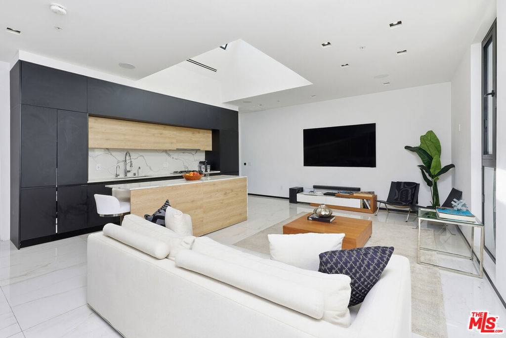 1253 N Sweetzer Avenue 7