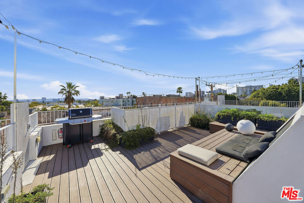 1253 N Sweetzer Avenue 7