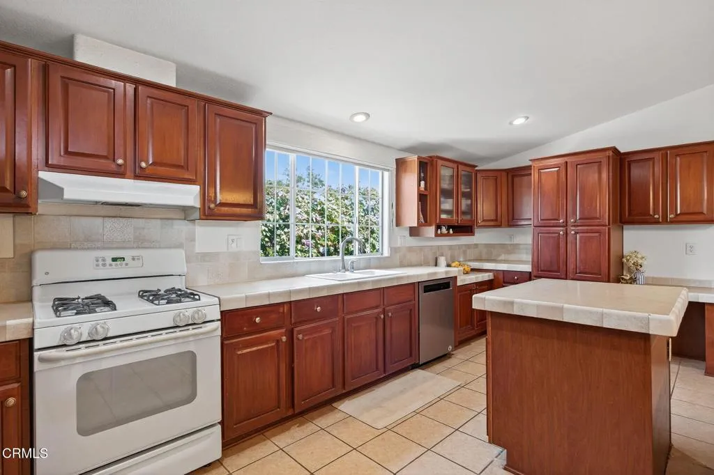 Ojai, California 93023, United States, 3 Bedrooms Bedrooms, ,2 BathroomsBathrooms,Residential,Active,173913