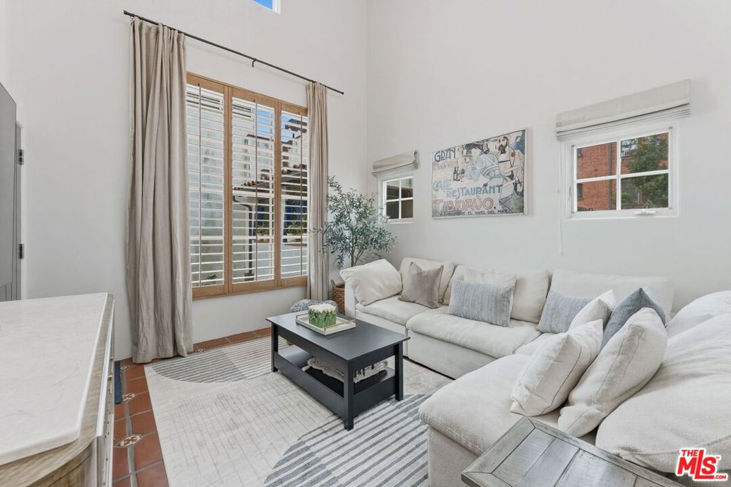 1414 N Harper Avenue 5