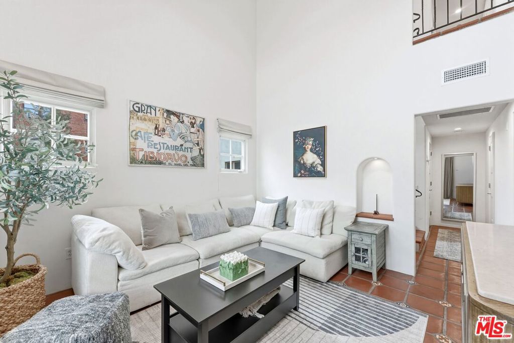 1414 N Harper Avenue 5