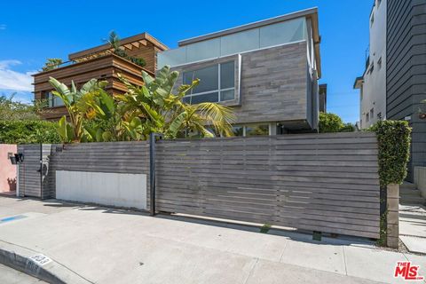Photo of 808 Brooks Avenue, Venice, CA 90291 (MLS # 26799295)