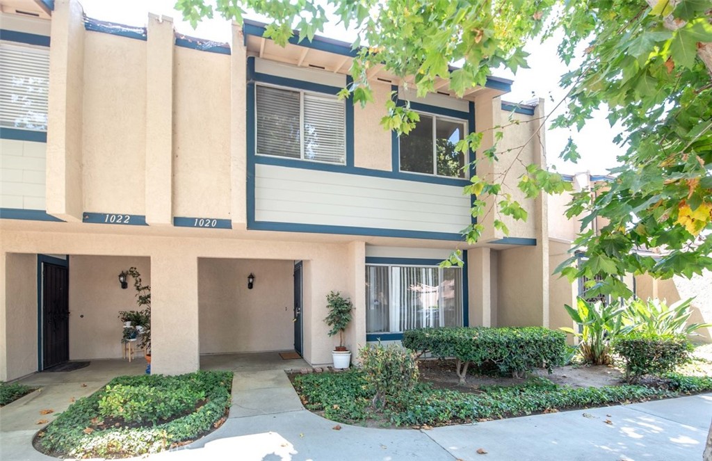 Wonderful 4-bedroom, 2.5-bath condo located in the heart of West Covina! This unit features a bright and airy living space, a well-appointed kitchen, and generously sized bedrooms, perfect for families or those needing extra space. With convenient freeway access and a prime location, this wonderful home in the Summer Place Village community offers a host of amenities for an active lifestyle, including a swimming pool, tennis courts, basketball court, playground, and lush greenbelt areas. Don’t miss your chance make it yours!