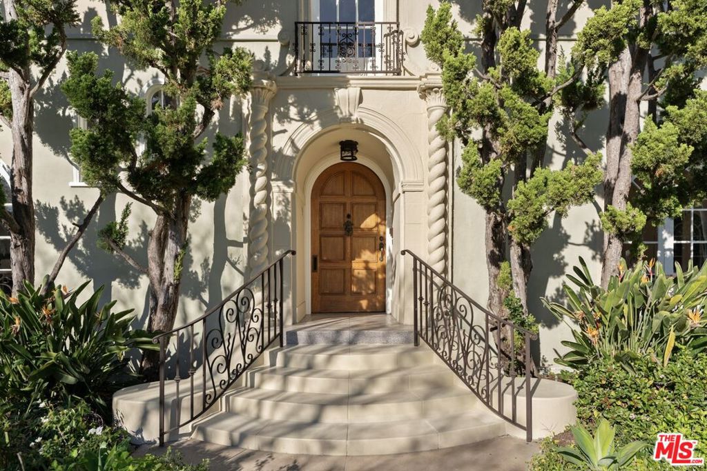 Photo of 441 S Muirfield Road, Los Angeles, CA 90020 (MLS # 26838845)